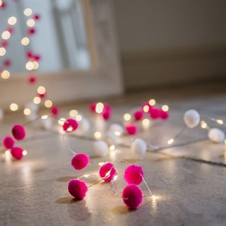 LED lyskæde med lyserøde og hvide kugler